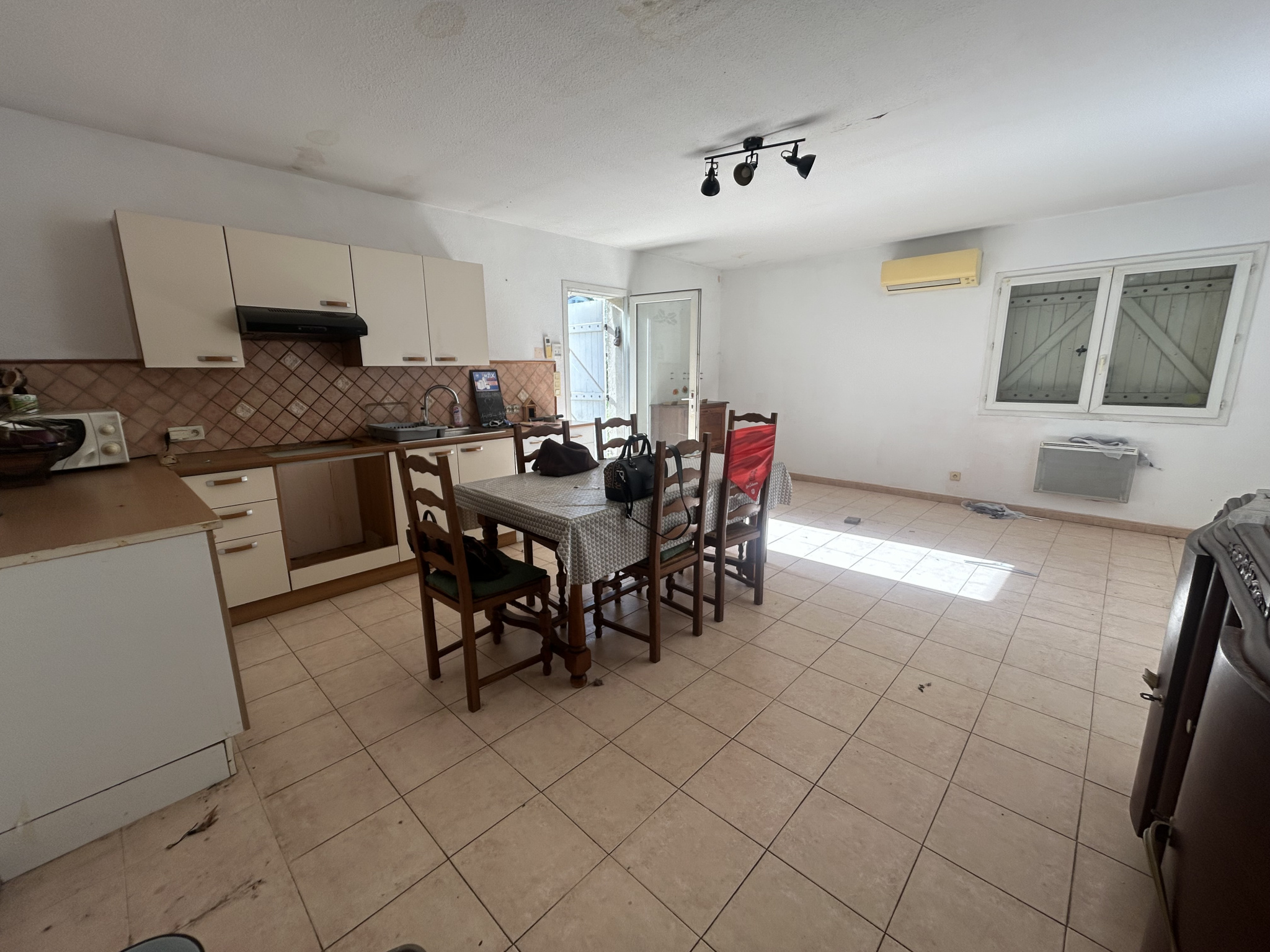 BEAUCAIRE MAISON PLAIN PIED 80M2 A RAFRAICHIR AVEC DEPENDANCES SUR PARCELLE 832M2