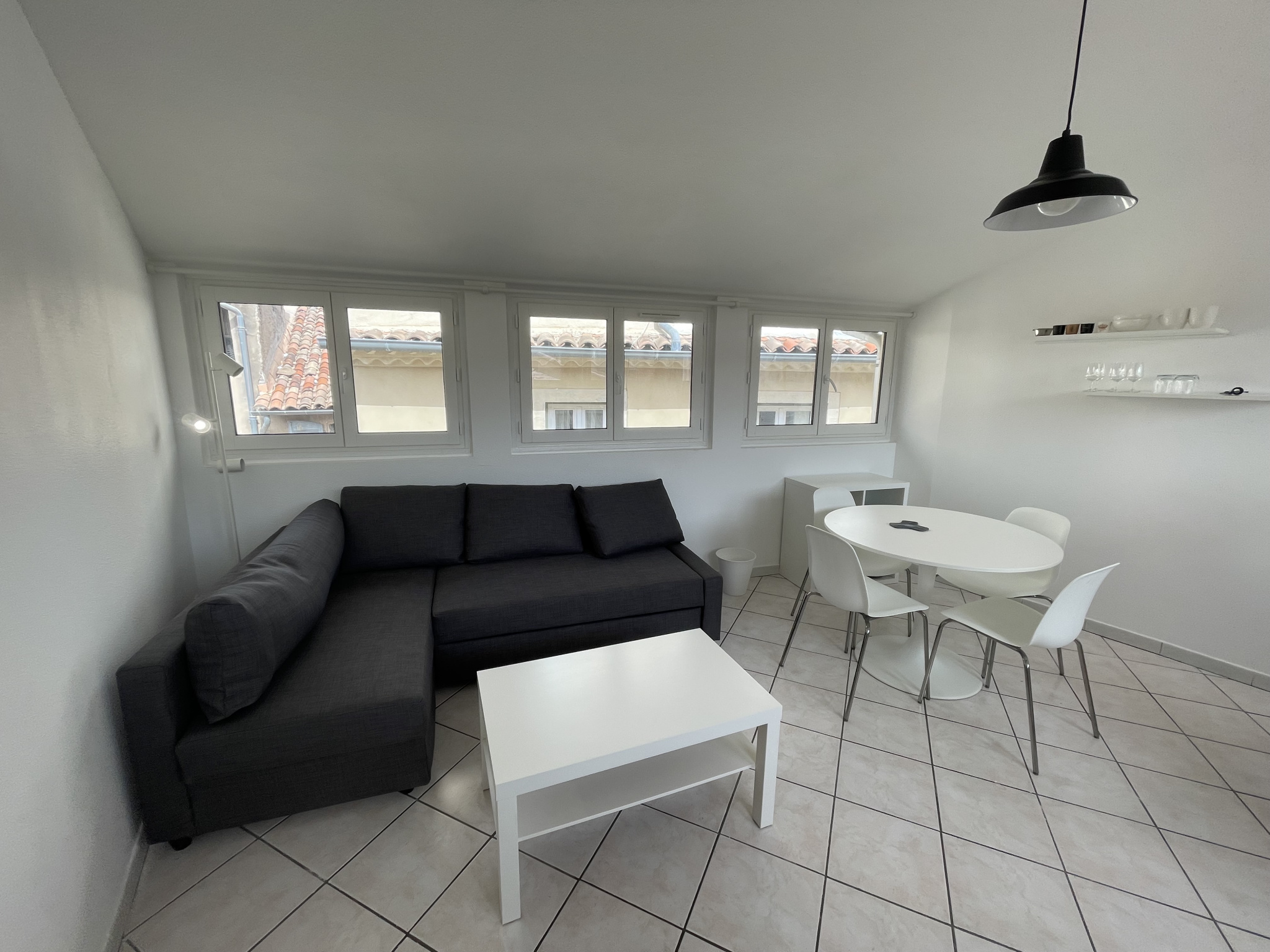 Studio etudiant meuble ecusson